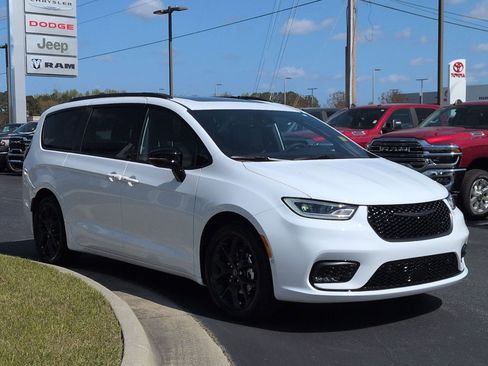 New 2026 Chrysler Pacifica Select FWD image 3