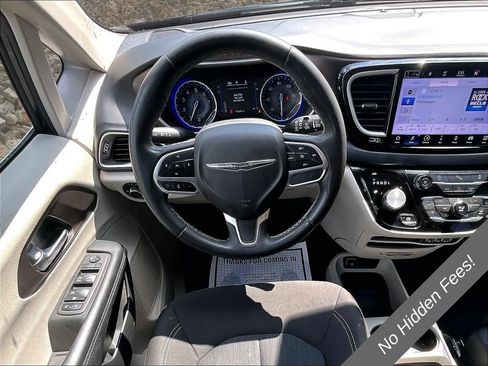Used 2022 Chrysler Voyager LX FWD image 5