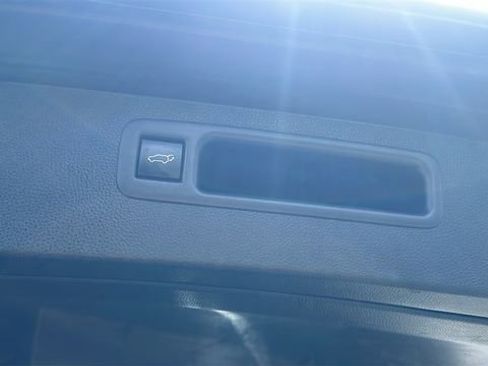 Used 2020 Toyota Highlander LE AWD/4WD image 36