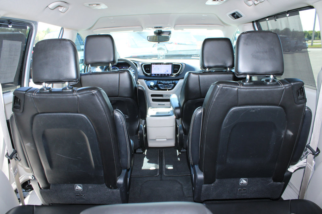 Used 2024 Chrysler Pacifica Touring-L FWD image 11