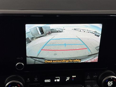 Used 2025 Toyota Highlander LE FWD image 19