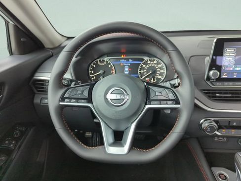 Used 2025 Nissan Altima 2.5 SR FWD image 15