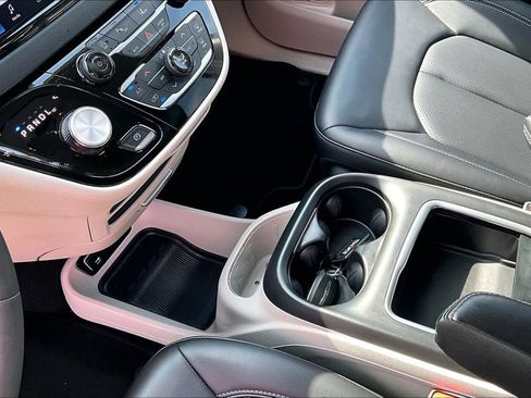 Used 2024 Chrysler Pacifica Touring-L image 18