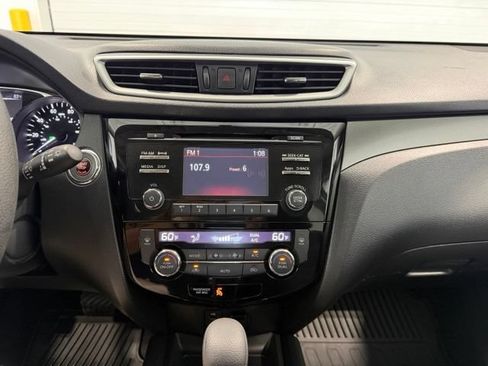 Used 2016 Nissan Rogue SV AWD/4WD image 16