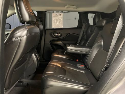 Used 2019 Jeep Cherokee Latitude Plus AWD/4WD image 15