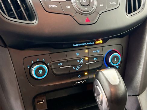 Used 2015 Ford Focus SE image 25