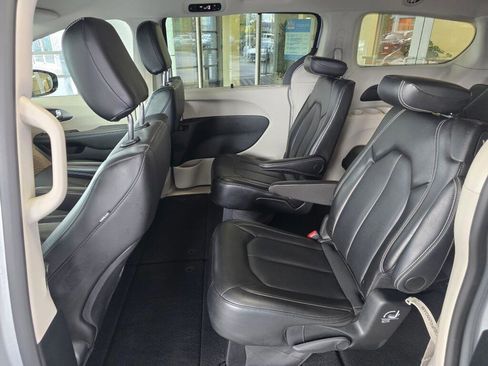 Used 2024 Chrysler Pacifica Touring-L image 36
