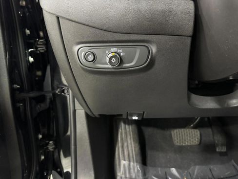 Used 2023 Chevrolet Equinox LT w/ Driver Convenience Package image 28