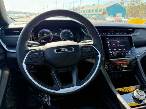 Used 2025 Jeep Grand Cherokee L Laredo image 17