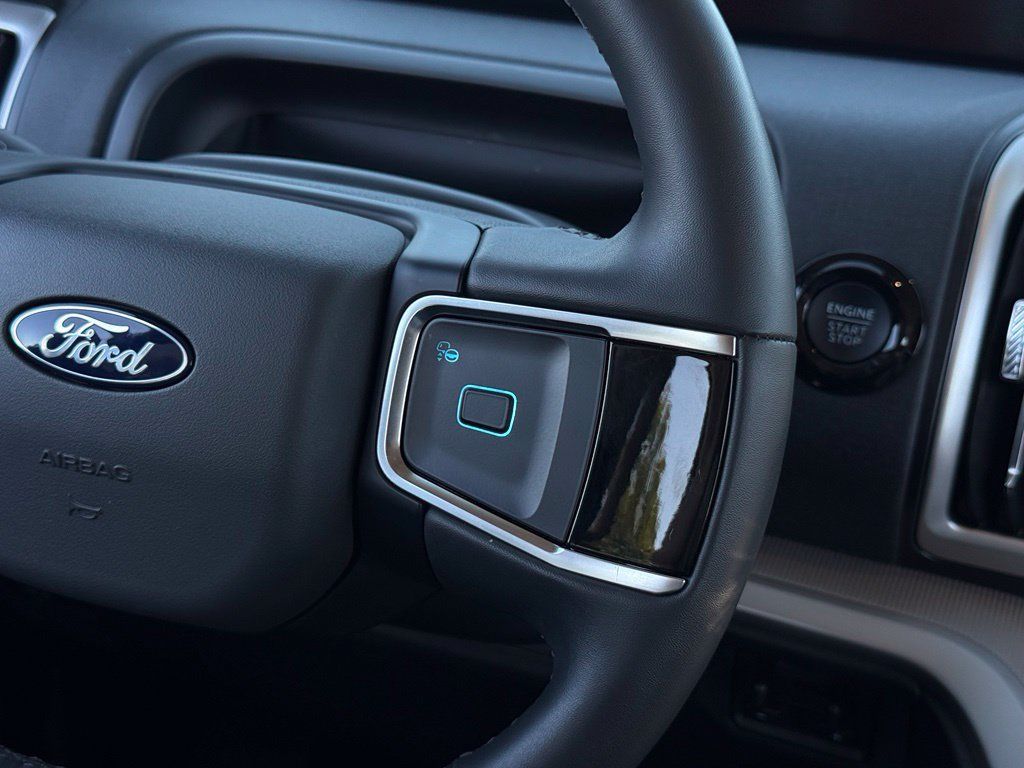 Used 2025 Ford Expedition Max Active AWD/4WD image 9
