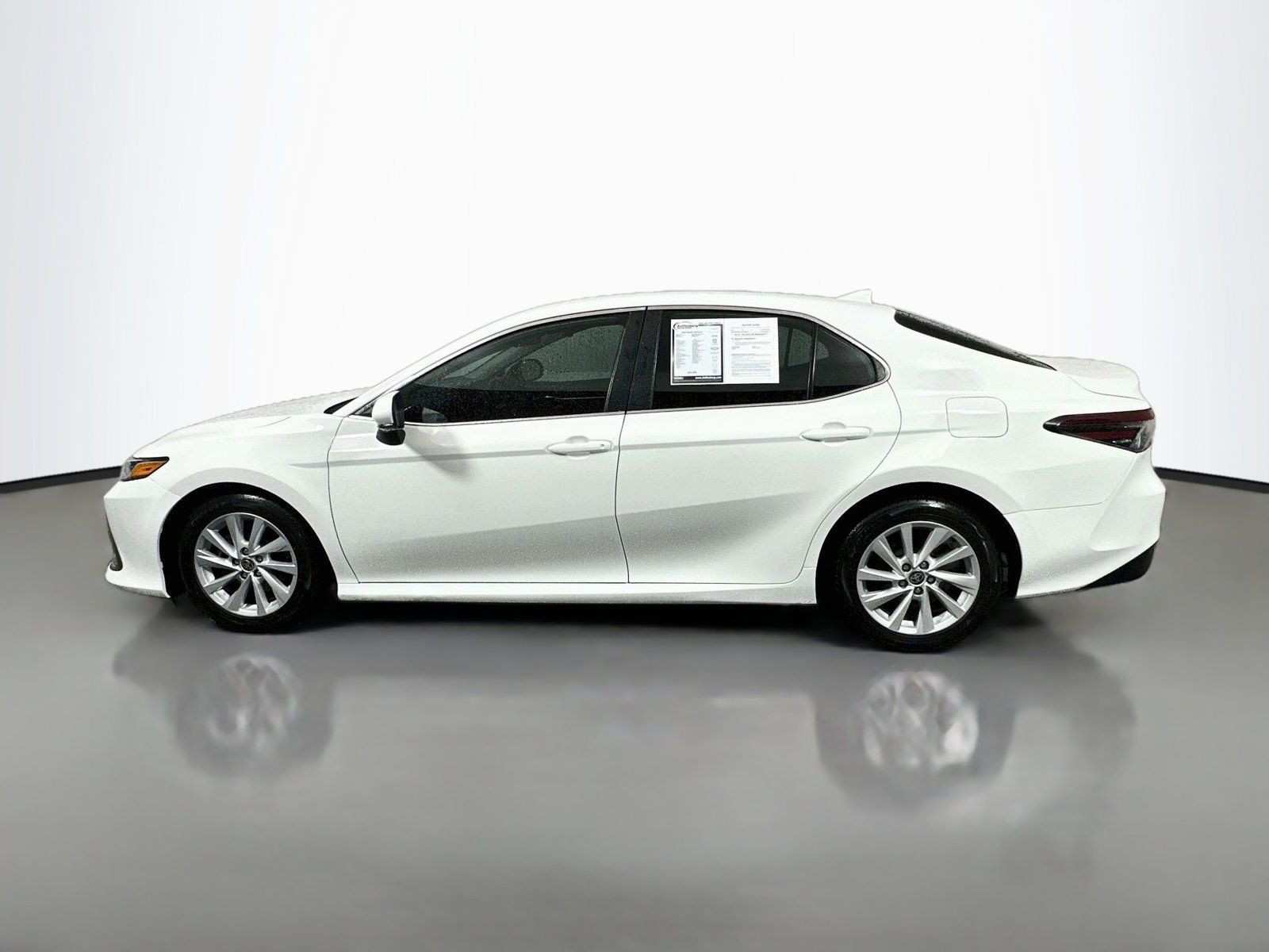 Used 2022 Toyota Camry LE FWD image 4