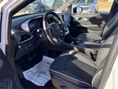 New 2026 Chrysler Pacifica Limited w/ Uconnect Theater Family Group image 9