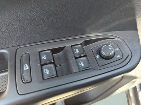Used 2025 Volkswagen Taos SE FWD image 26