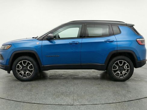 Used 2025 Jeep Compass Trailhawk AWD/4WD image 5
