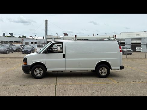 Used 2017 Chevrolet Express 2500 RWD image 3