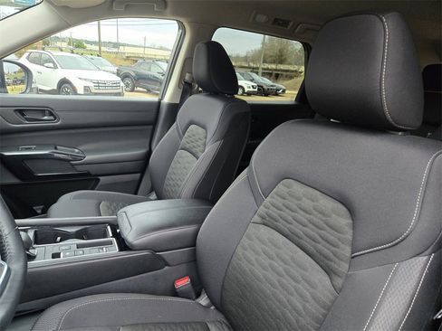 Used 2025 Nissan Pathfinder SV image 9