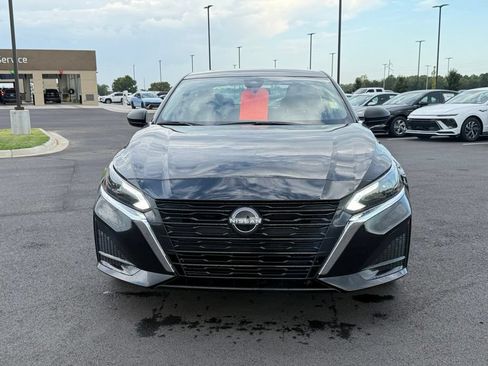Used 2025 Nissan Altima 2.5 SV FWD image 2