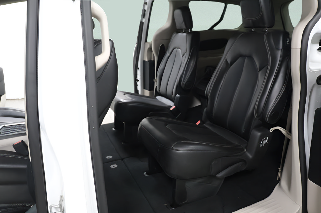 Used 2024 Chrysler Pacifica Touring-L FWD image 22