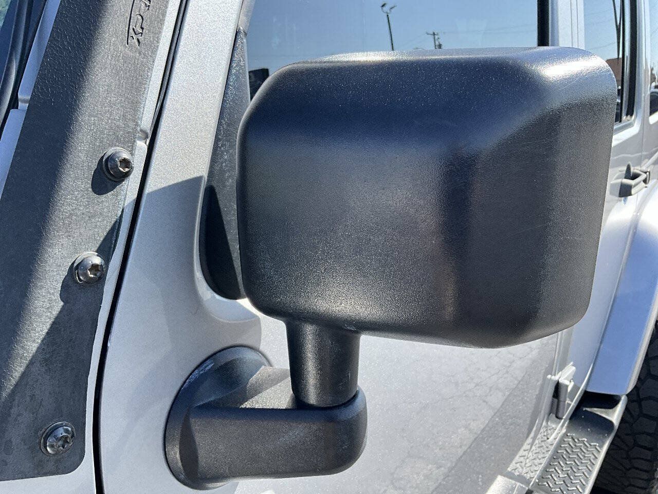 Used 2016 Jeep Wrangler Unlimited Sahara w/ Connectivity Group AWD/4WD image 39