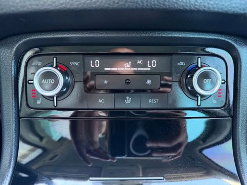 Used 2012 Volkswagen Touareg TDI image 15