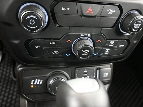 Used 2020 Jeep Renegade Latitude w/ Cold Weather Group AWD/4WD image 16