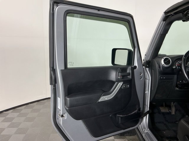 Used 2015 Jeep Wrangler Unlimited Rubicon w/ Connectivity Group AWD/4WD image 11