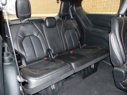 Used 2025 Chrysler Pacifica Select image 31