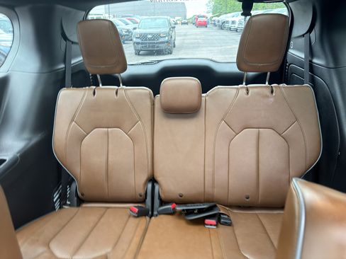 Used 2020 Chrysler Pacifica Limited w/ Advanced Safetytec Group FWD image 15