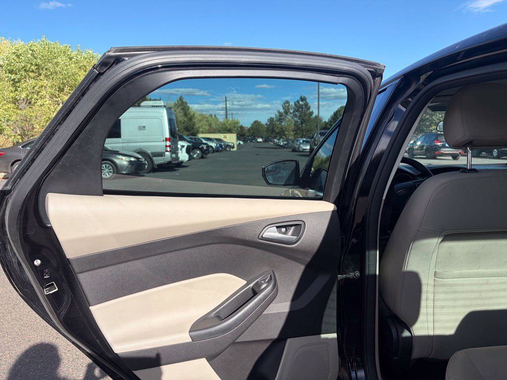 Used 2017 Ford Focus SE FWD image 16