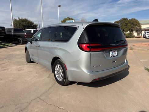 Used 2024 Chrysler Pacifica Touring-L image 7
