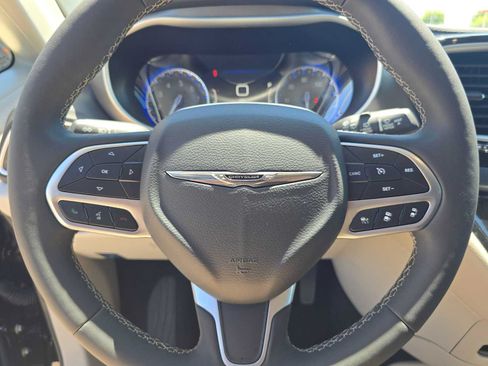 Used 2024 Chrysler Pacifica Touring-L FWD image 24