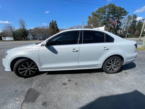 Used 2017 Volkswagen Jetta SE image 3