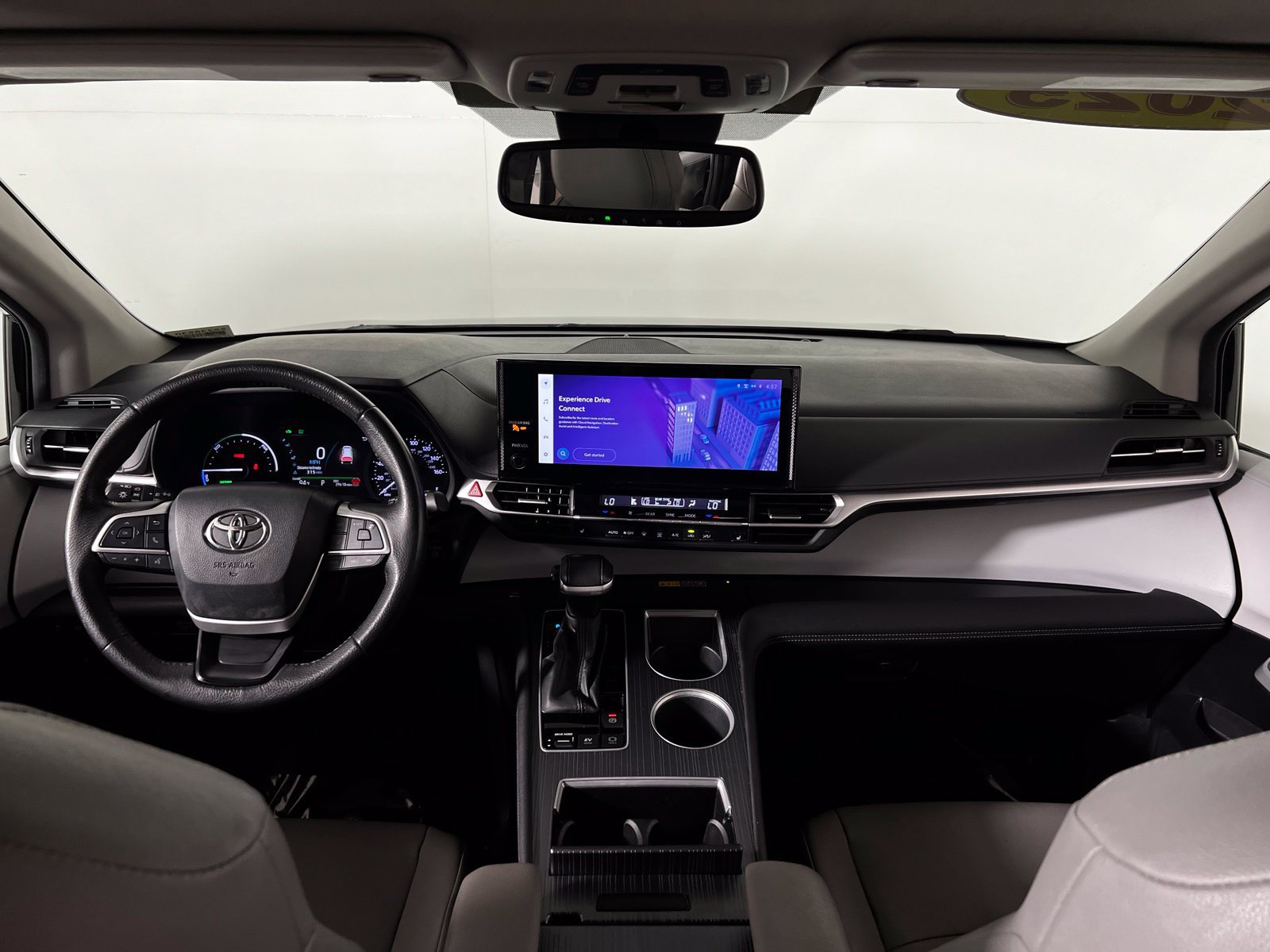 Certified 2025 Toyota Sienna XLE FWD image 25