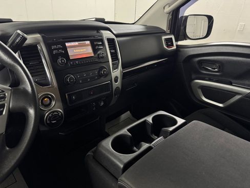 Used 2017 Nissan Titan SV image 33
