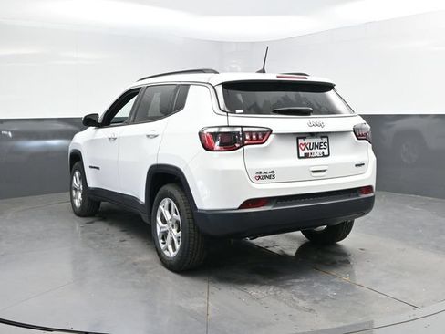 Used 2024 Jeep Compass Latitude AWD/4WD image 10
