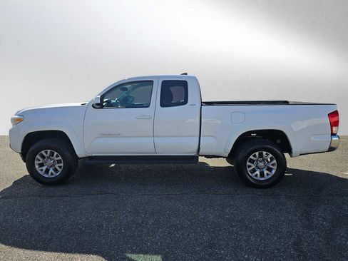 Certified 2016 Toyota Tacoma SR5 w/ SR5 Appearance Package (SN) image 4