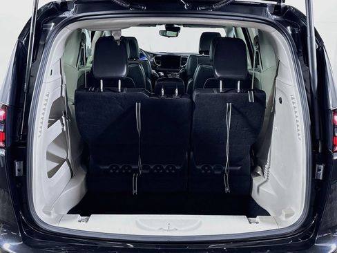 Used 2023 Chrysler Pacifica Touring-L FWD image 19