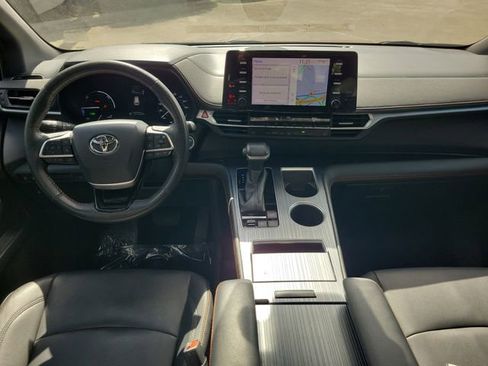 Used 2022 Toyota Sienna XSE image 7