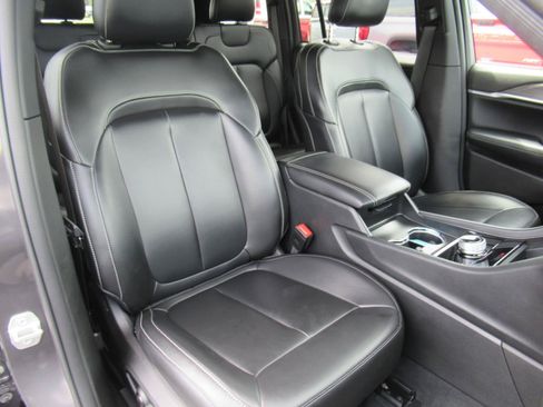 Used 2024 Jeep Grand Cherokee Limited w/ Black Appearance Package RWD image 9