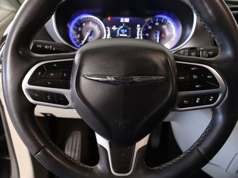 Used 2022 Chrysler Pacifica Touring-L FWD image 3