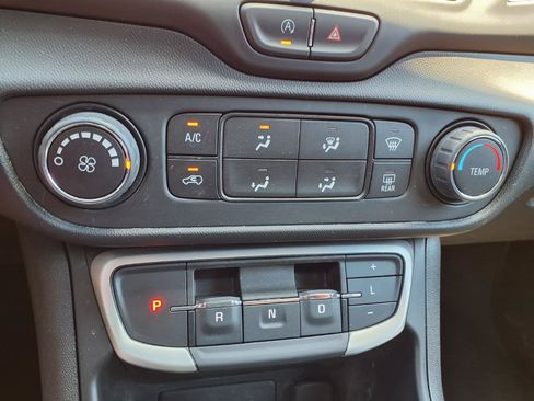 Used 2024 GMC Terrain SLE AWD/4WD image 8