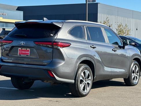 Used 2023 Toyota Highlander XLE image 4