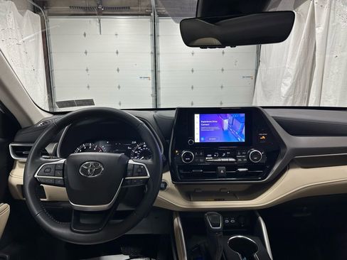 Used 2025 Toyota Highlander XLE image 16
