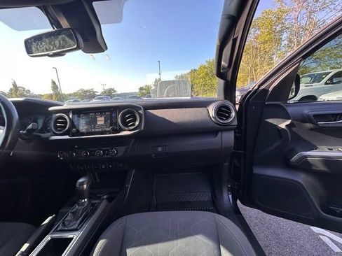 Used 2019 Toyota Tacoma TRD Off-Road w/ Technology Package AWD/4WD image 29