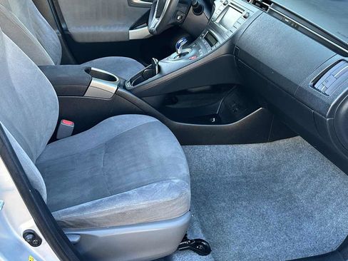 Used 2014 Toyota Prius Three image 18
