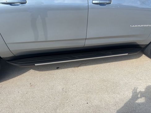 Used 2025 Chevrolet Suburban LT image 7