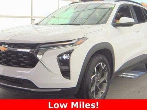 Used 2024 Chevrolet Trax LT w/ Driver Confidence Package image 1