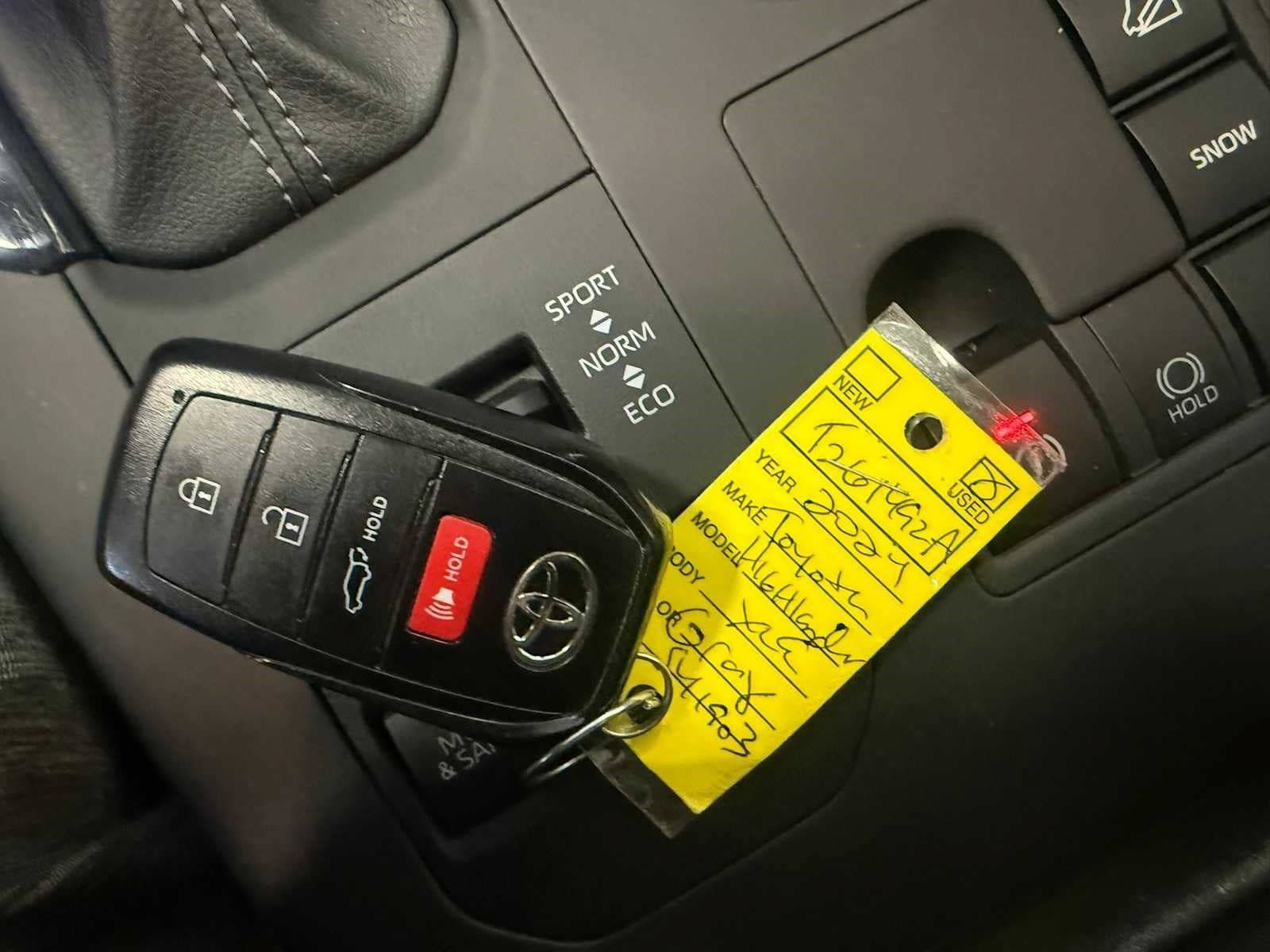 Used 2024 Toyota Highlander XLE AWD/4WD image 38