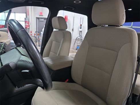 Used 2022 Chevrolet Traverse LT image 16