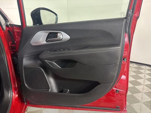 Used 2025 Chrysler Pacifica Limited FWD image 29
